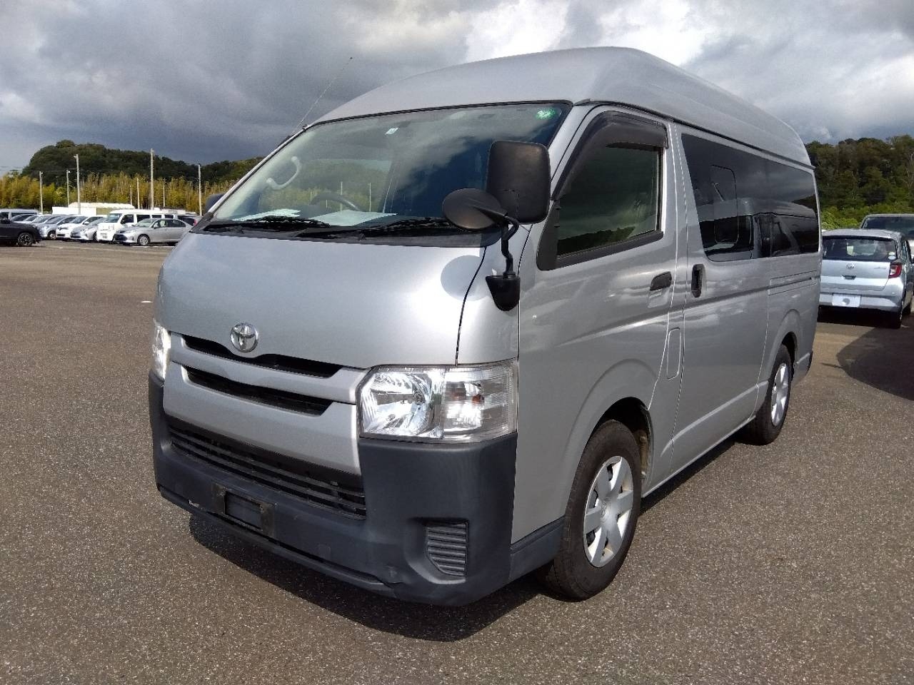 TOYOTA HIACE VAN